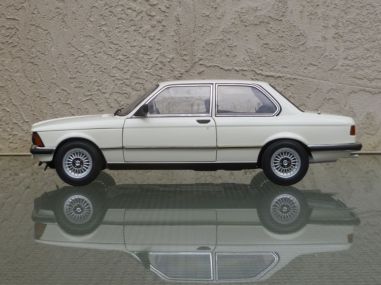 AutoArt BMW 323i (E21) - DiecastSociety.com
